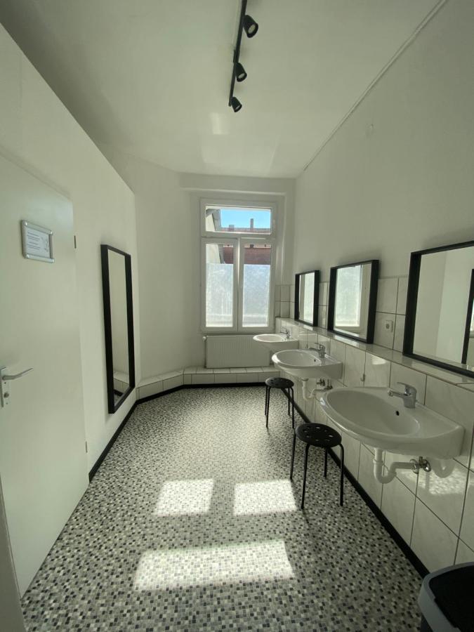 Deze driepersoonskamer heeft een gedeelde badkamer.