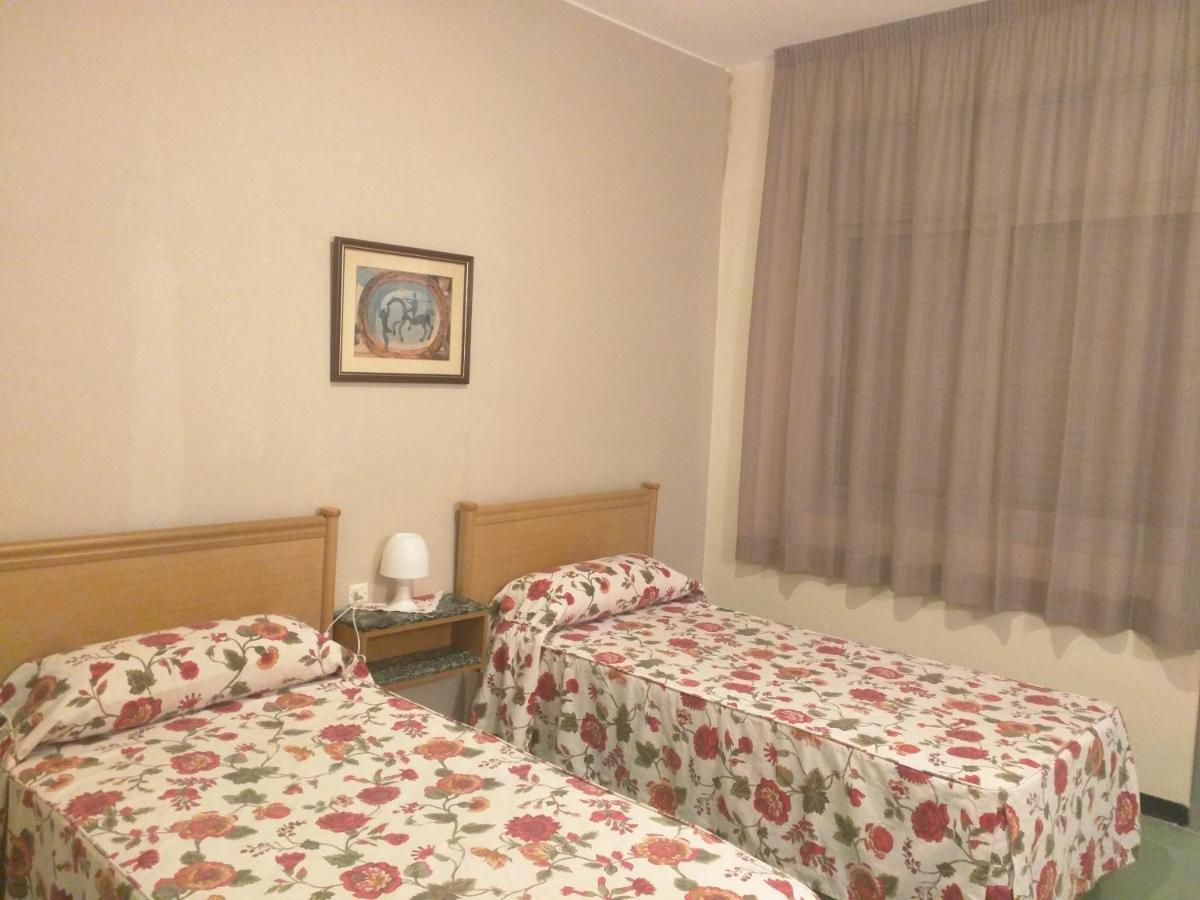 Tweepersoonskamer met 2 Aparte Bedden en Gedeelde Badkamer