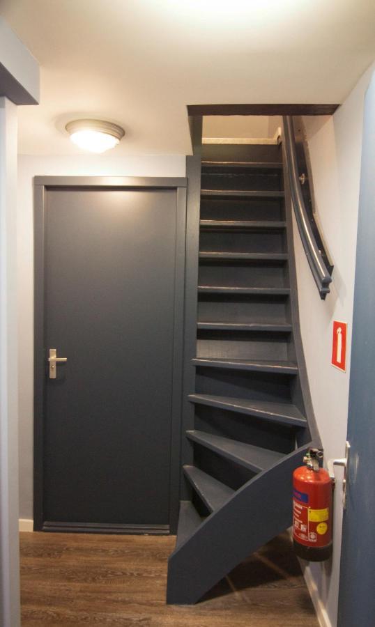 Tweepersoonskamer met 2 Aparte Bedden en Eigen Badkamer