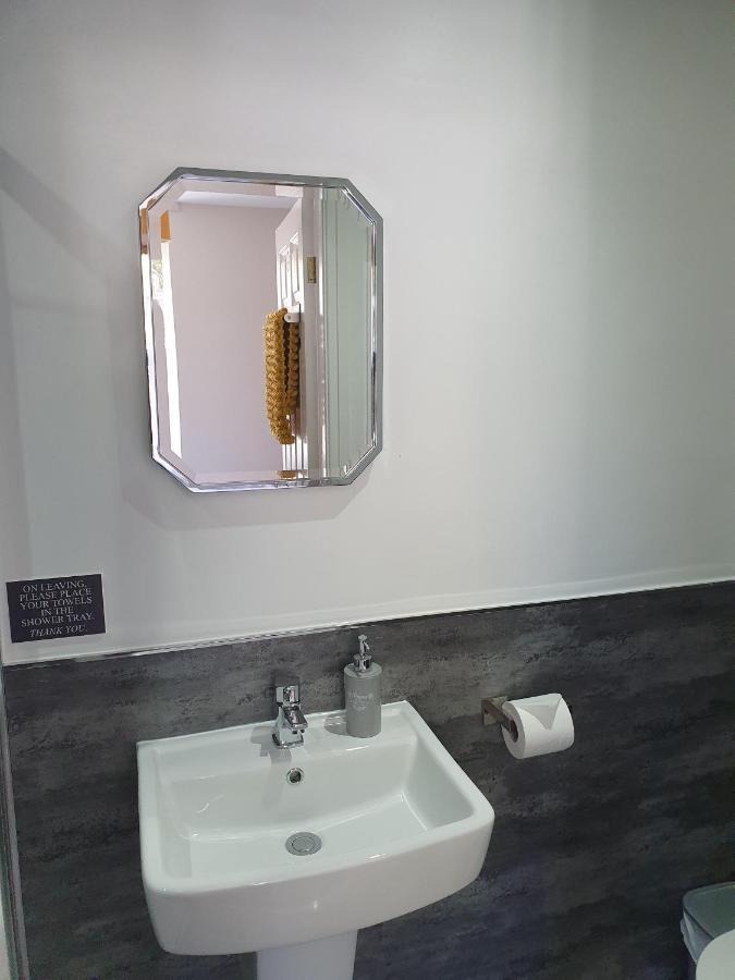 Deluxe Double Room Shower
