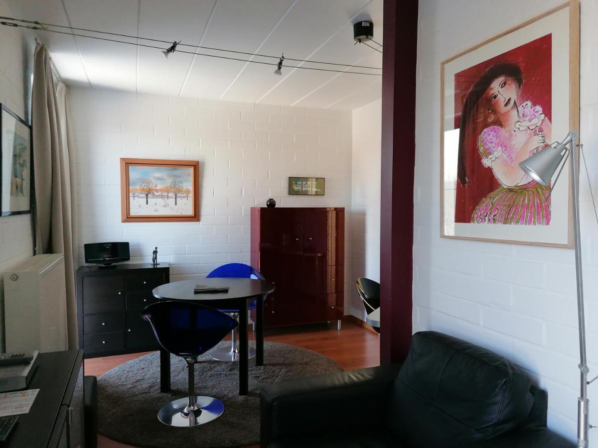 Studio (2 Adults),1083612178:JPEG