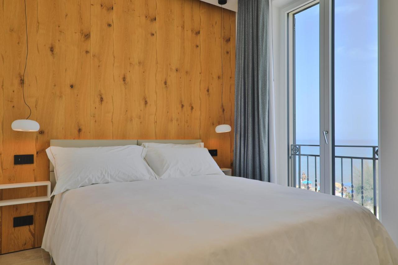Deluxe tweepersoonskamer met balkon en uitzicht op zee