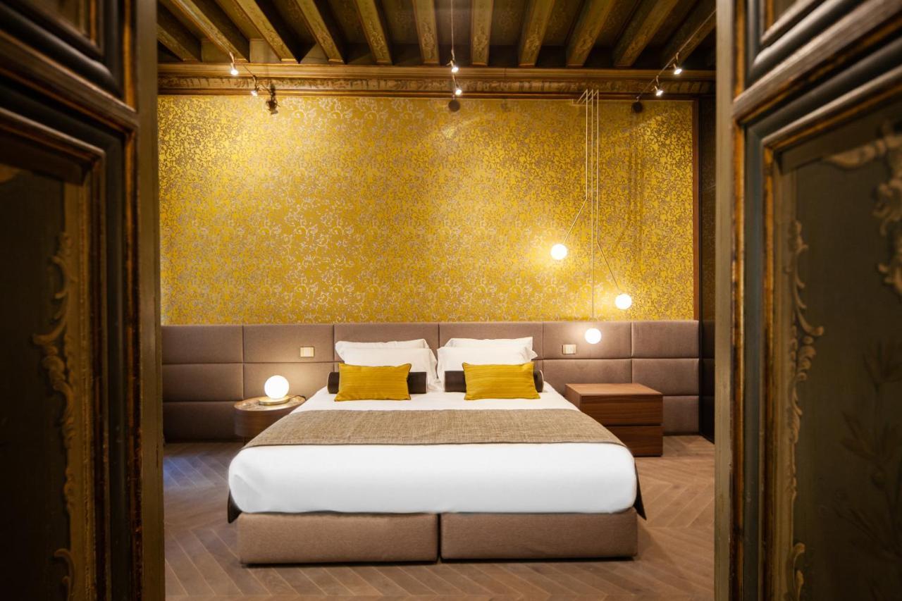 Suite,1131663942:JPEG