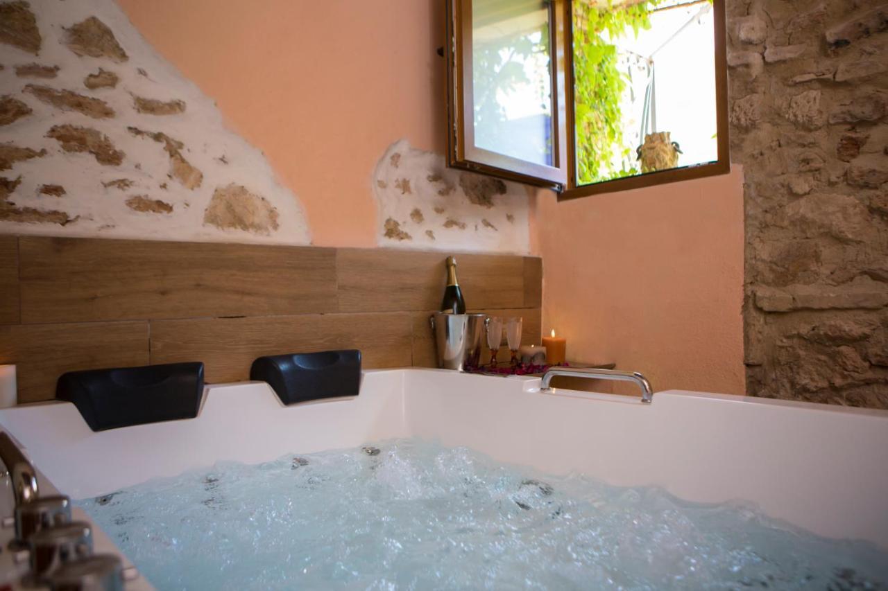 Deluxe Suite Spa Bath