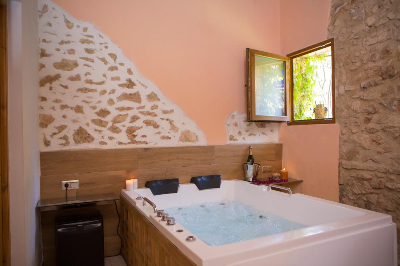 Deluxe Suite Spa Bath