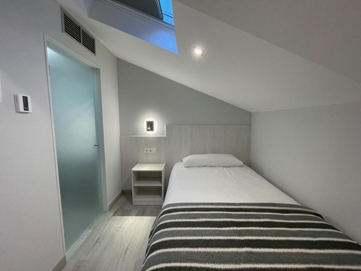 Small Single Room,1224672944:JPEG