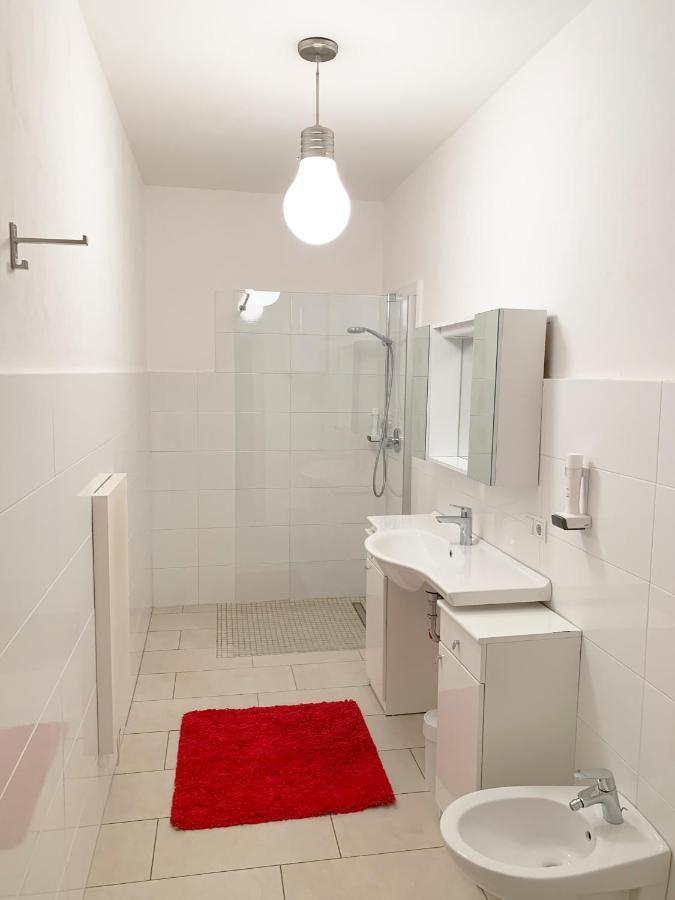 Camera Doppia con Letti Singoli e Bagno in Comune