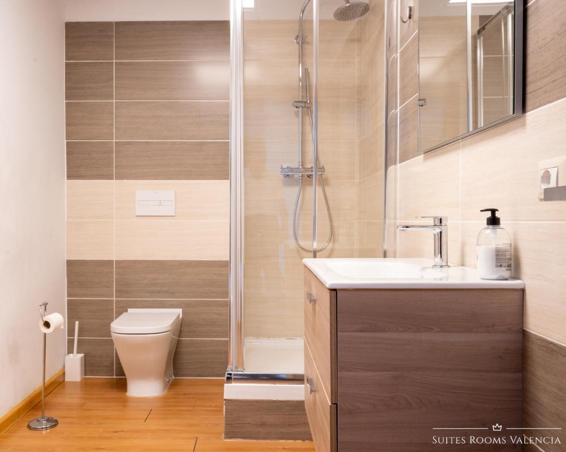 Deze driepersoonskamer heeft een gedeelde badkamer.