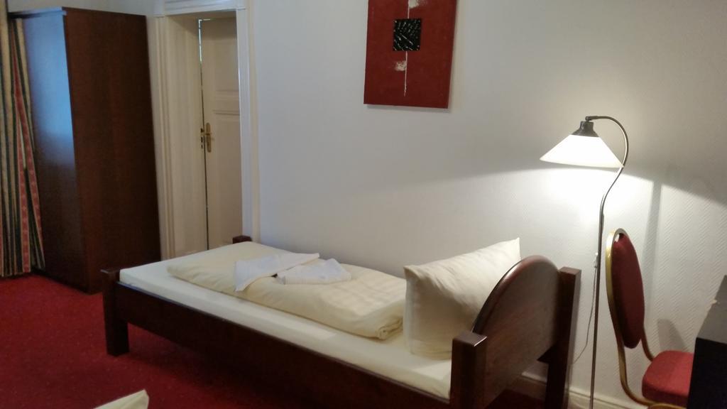 Single Room with Shared Bathroom,394716192:JPEG