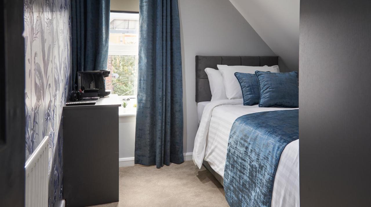 Single Room with Shared Bathroom