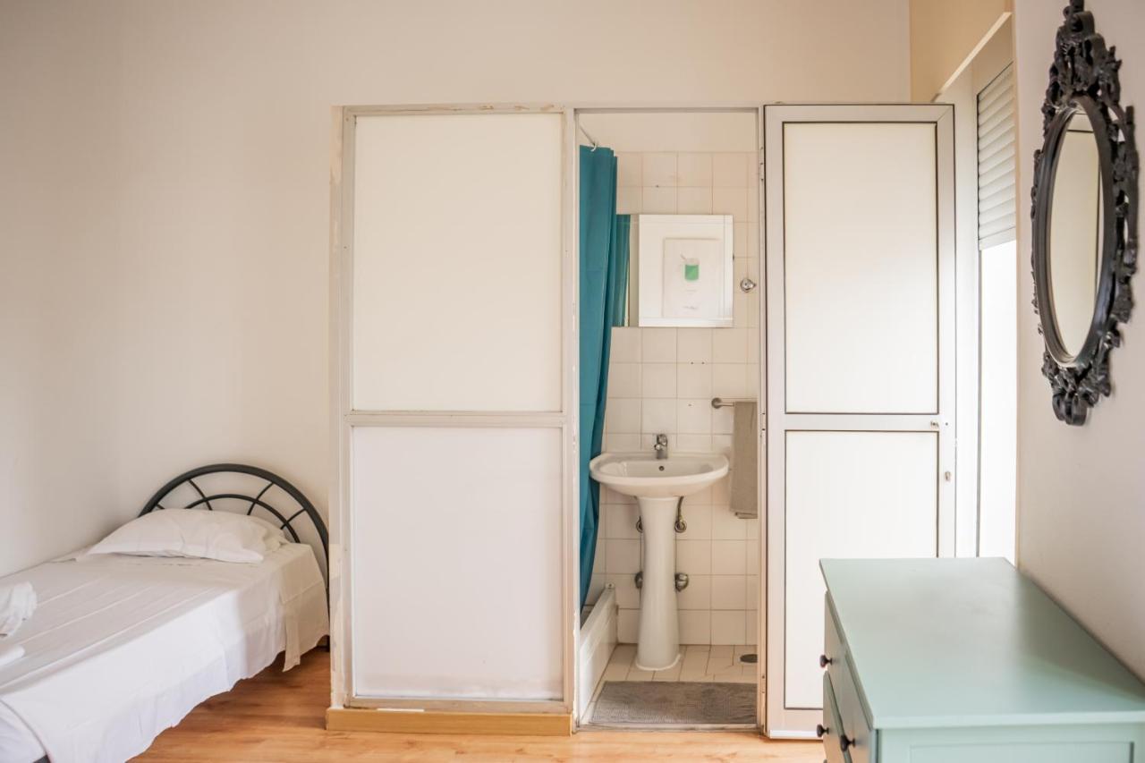 Quarto Triplo com Banheiro Privativo