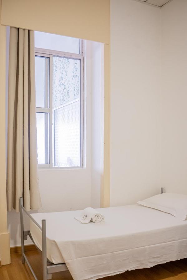 Quarto com Cama de Casal ou 2 de Solteiro e Banheiro Compartilhado