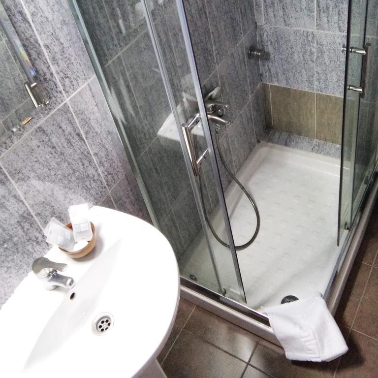 Quarto com 2 Camas de Solteiro e Vista da Cidade