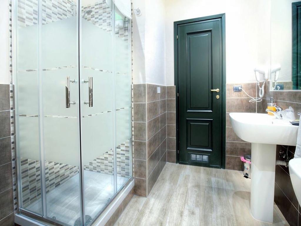 Double Room with Private External Bathroom,139828425:JPEG