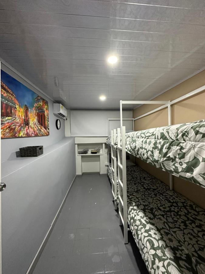 Cama en habitación compartida con 4 camas