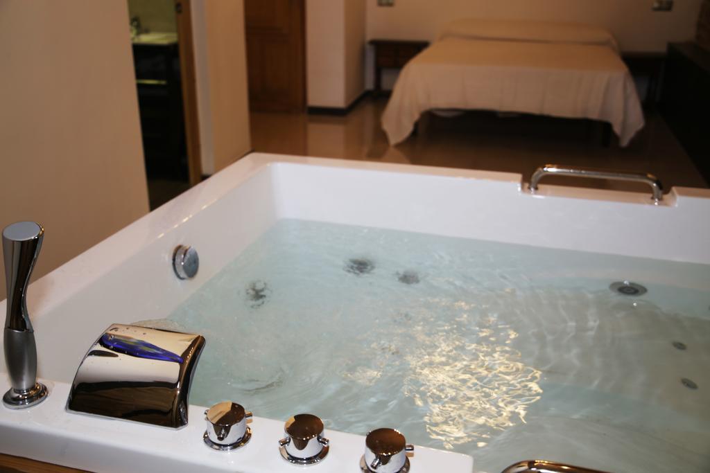 Deluxe Suite Spa Bath