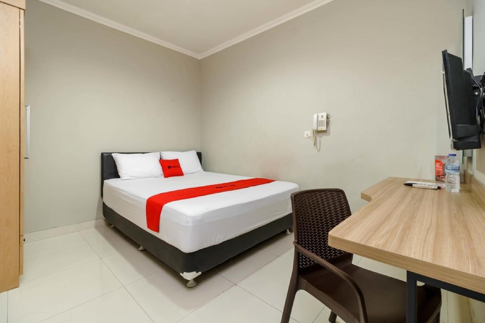 RedDoorz Double Room