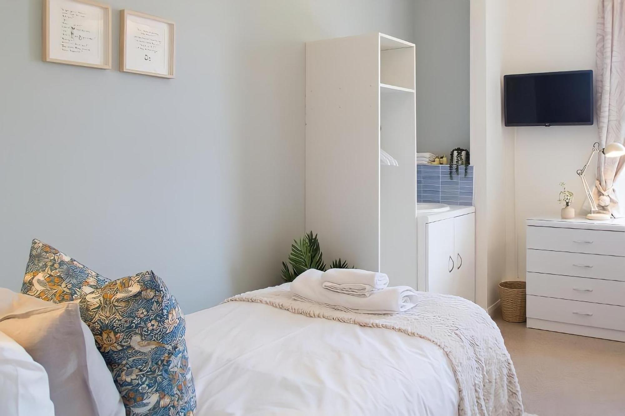 Single Room with Private External Bathroom
