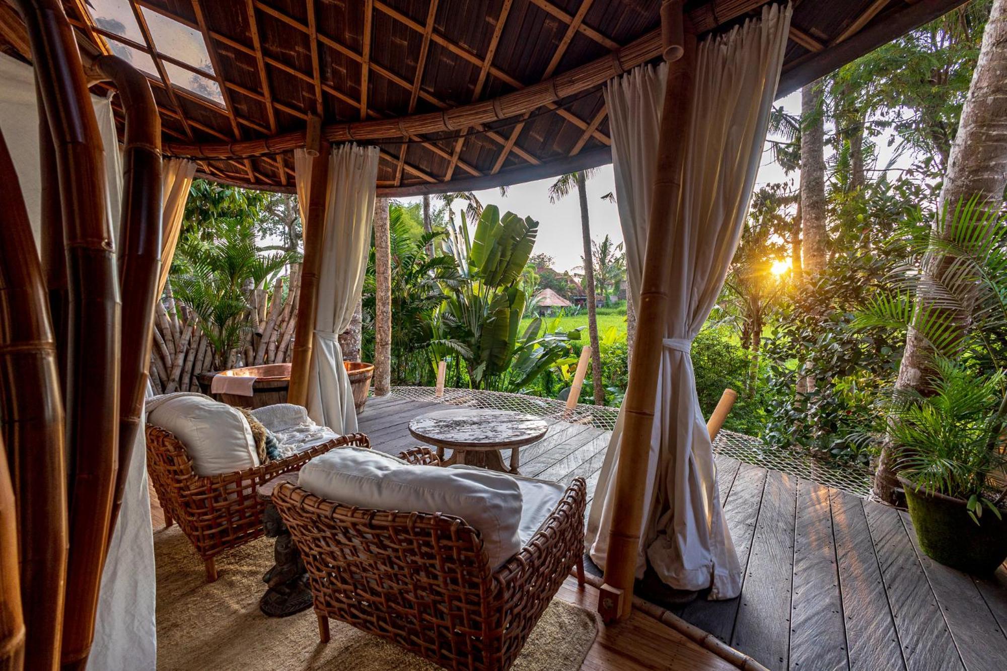 Treehouse Wooden Villa Bathtub Garden View