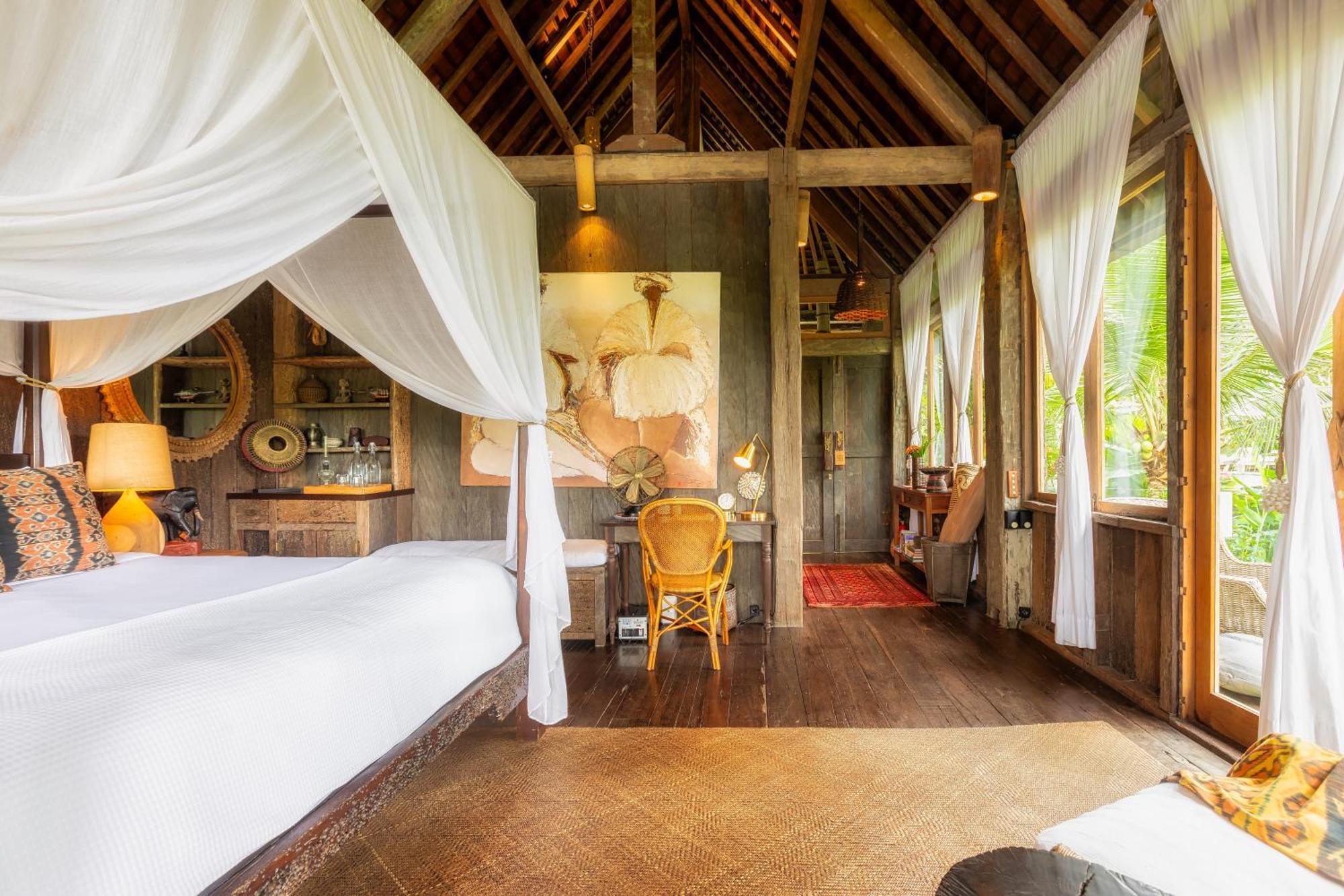 Longhouse Wooden Villa Bathtub Balcony