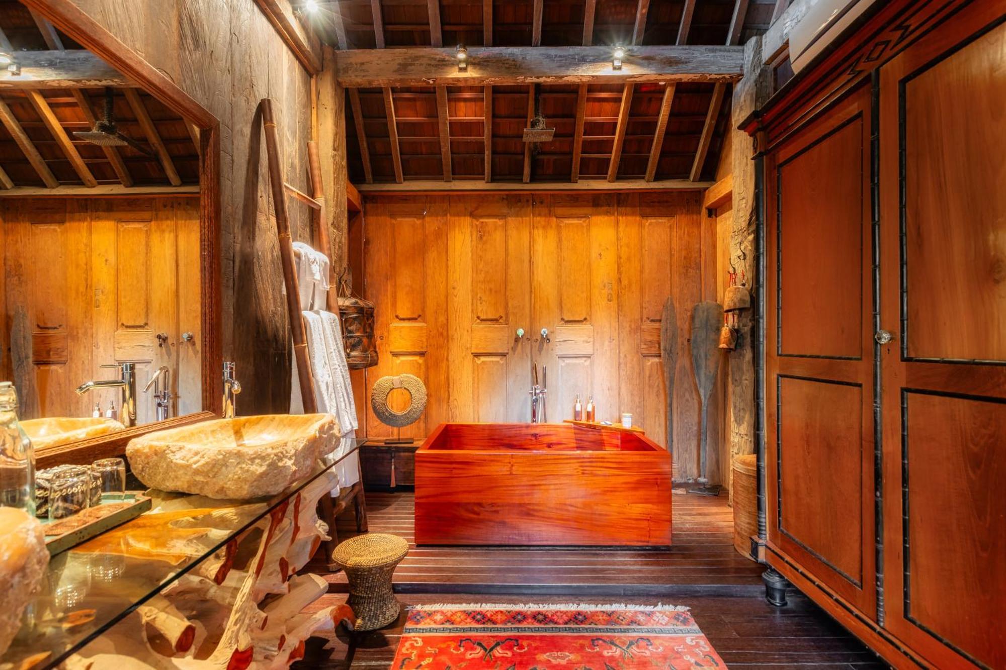 Longhouse Wooden Villa Bathtub Balcony