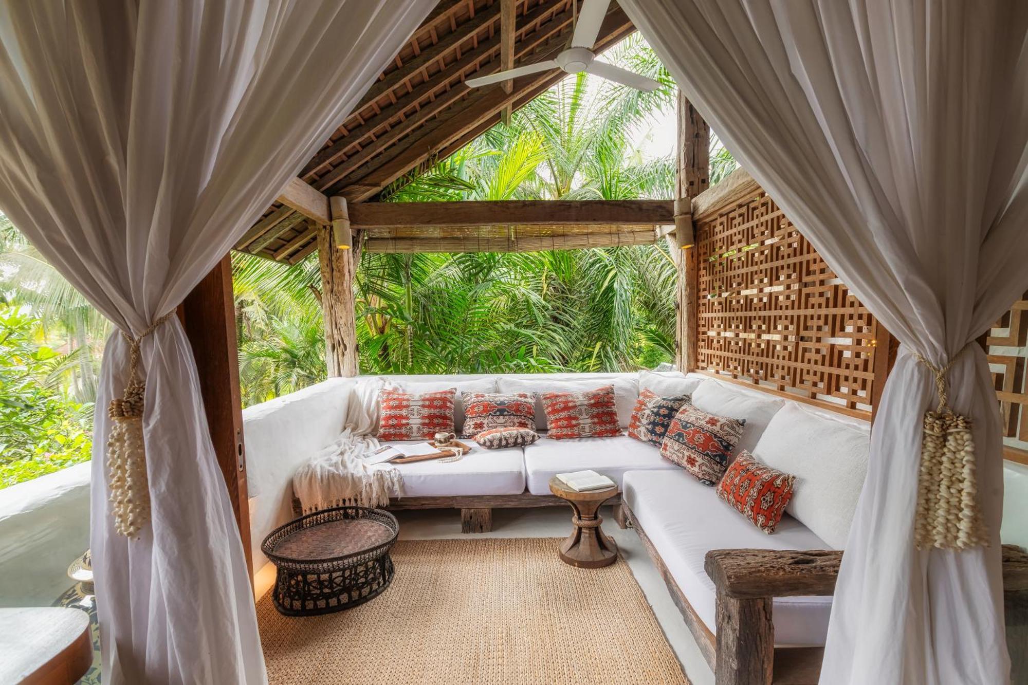 Deluxe King Skyview Up Garden View Balcony