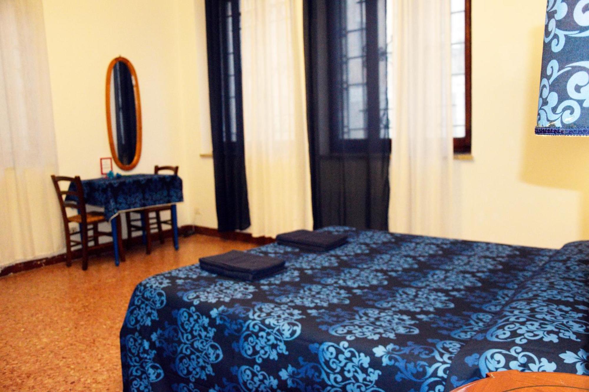 Queen Room with Shared Bathroom,1533653821:JPEG