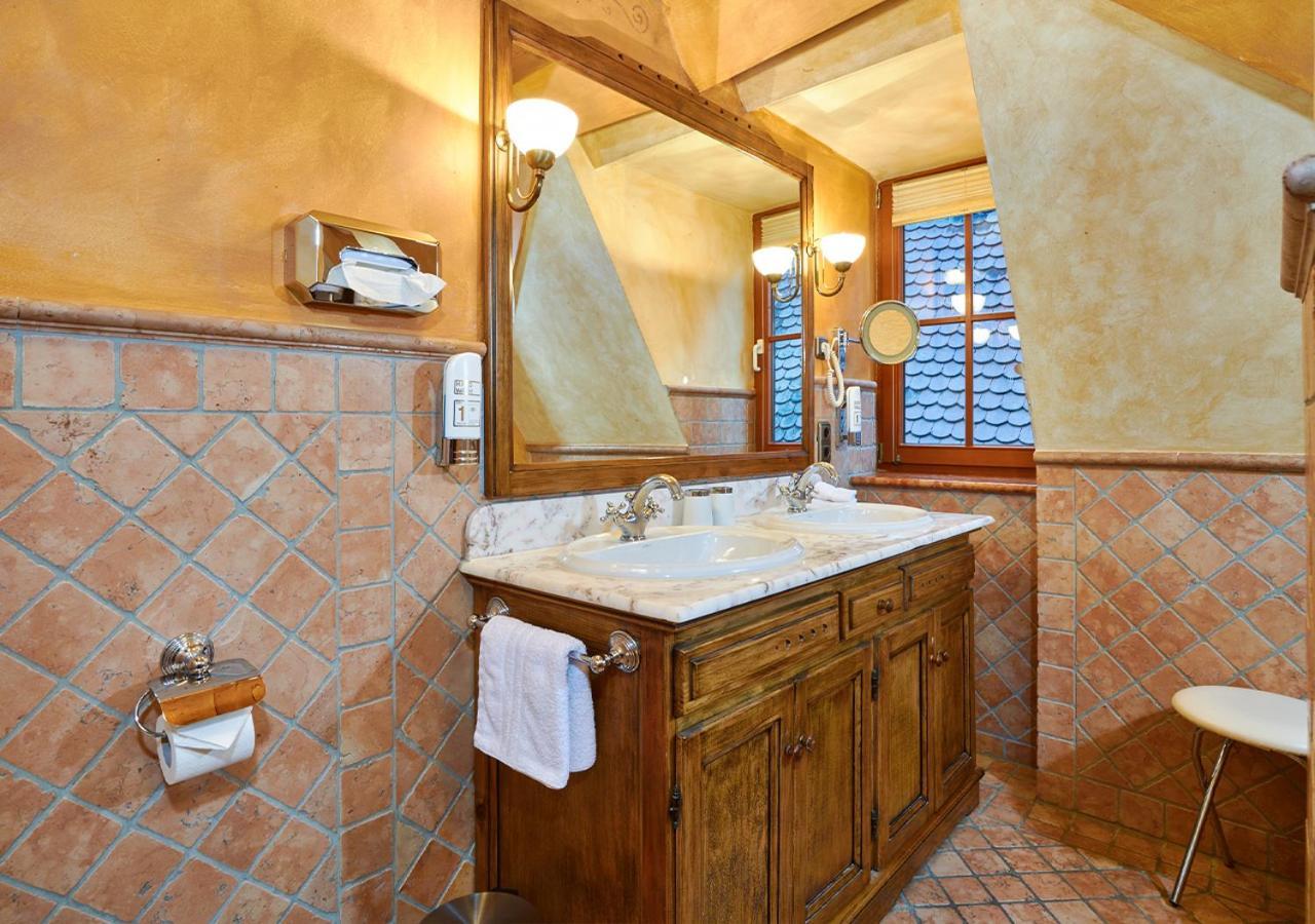 Romantic Double Room,1540763887:JPEG