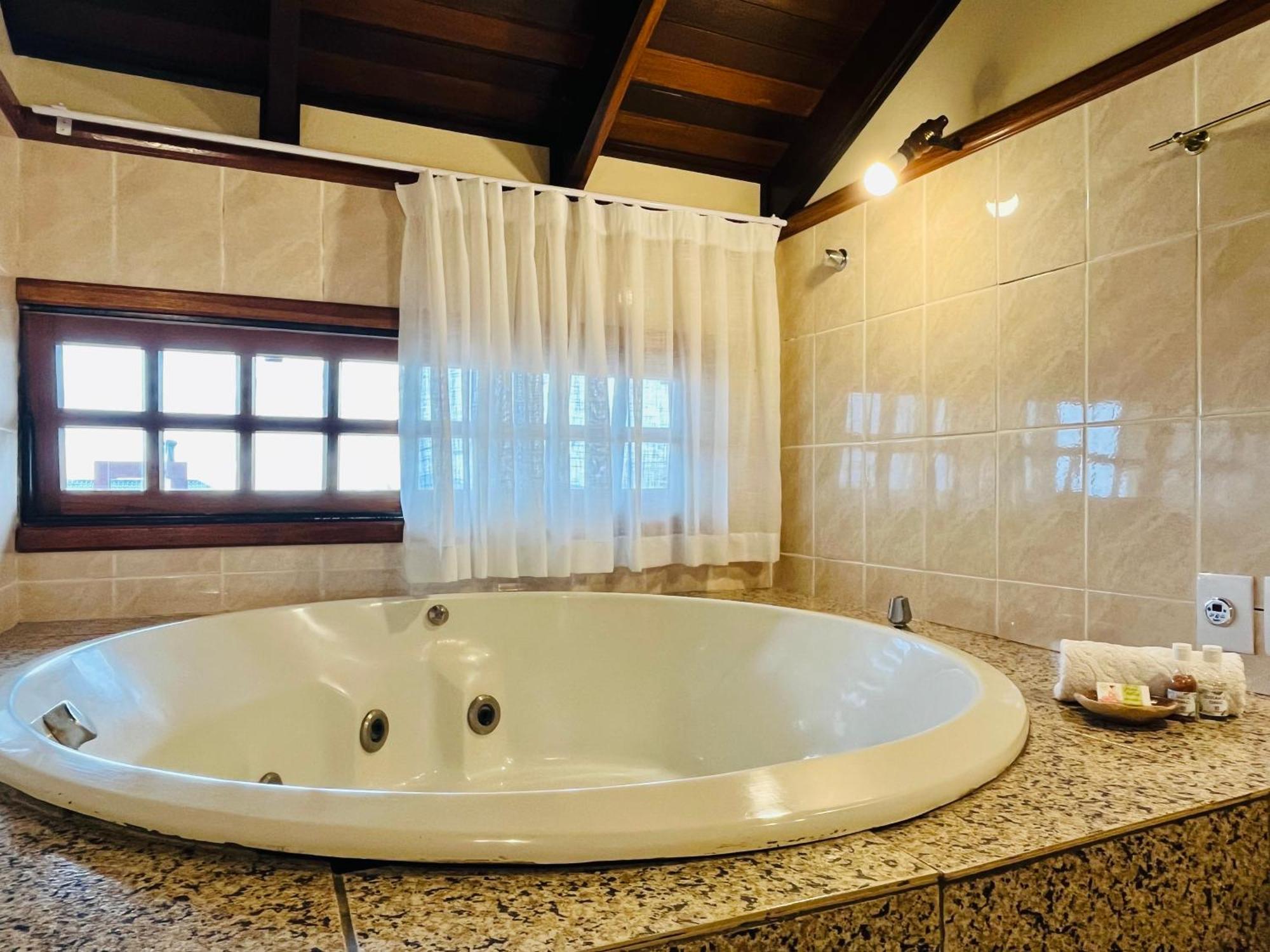 Deluxe Suite Spa Bath