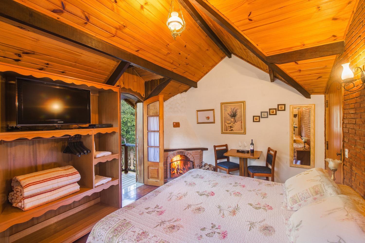 Deluxe Queen Suite