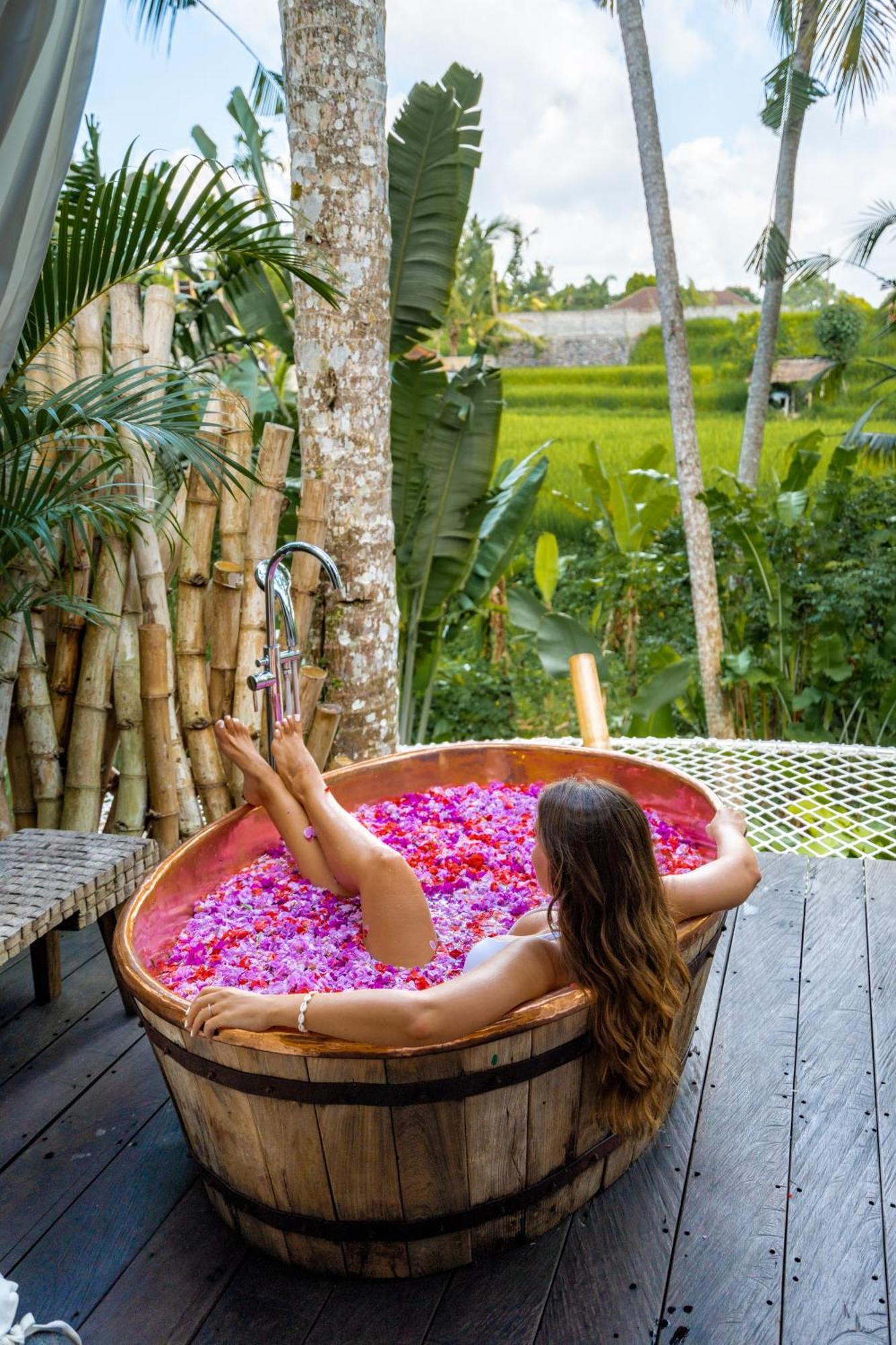 Treehouse Wooden Villa Bathtub Garden View