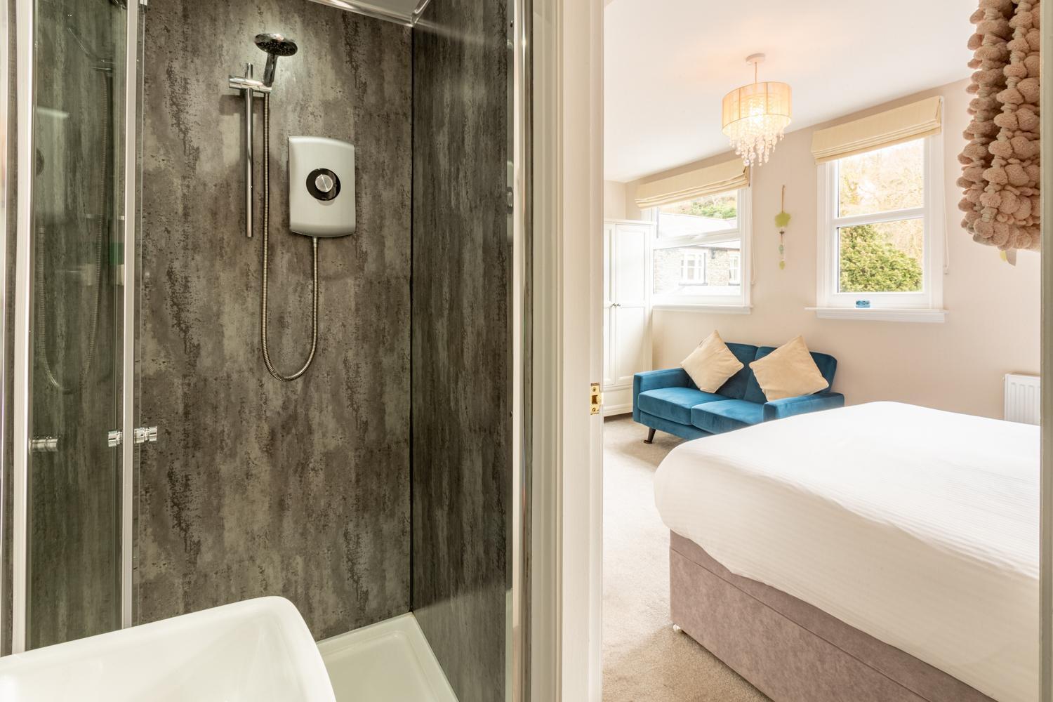 Deluxe Double Room Shower