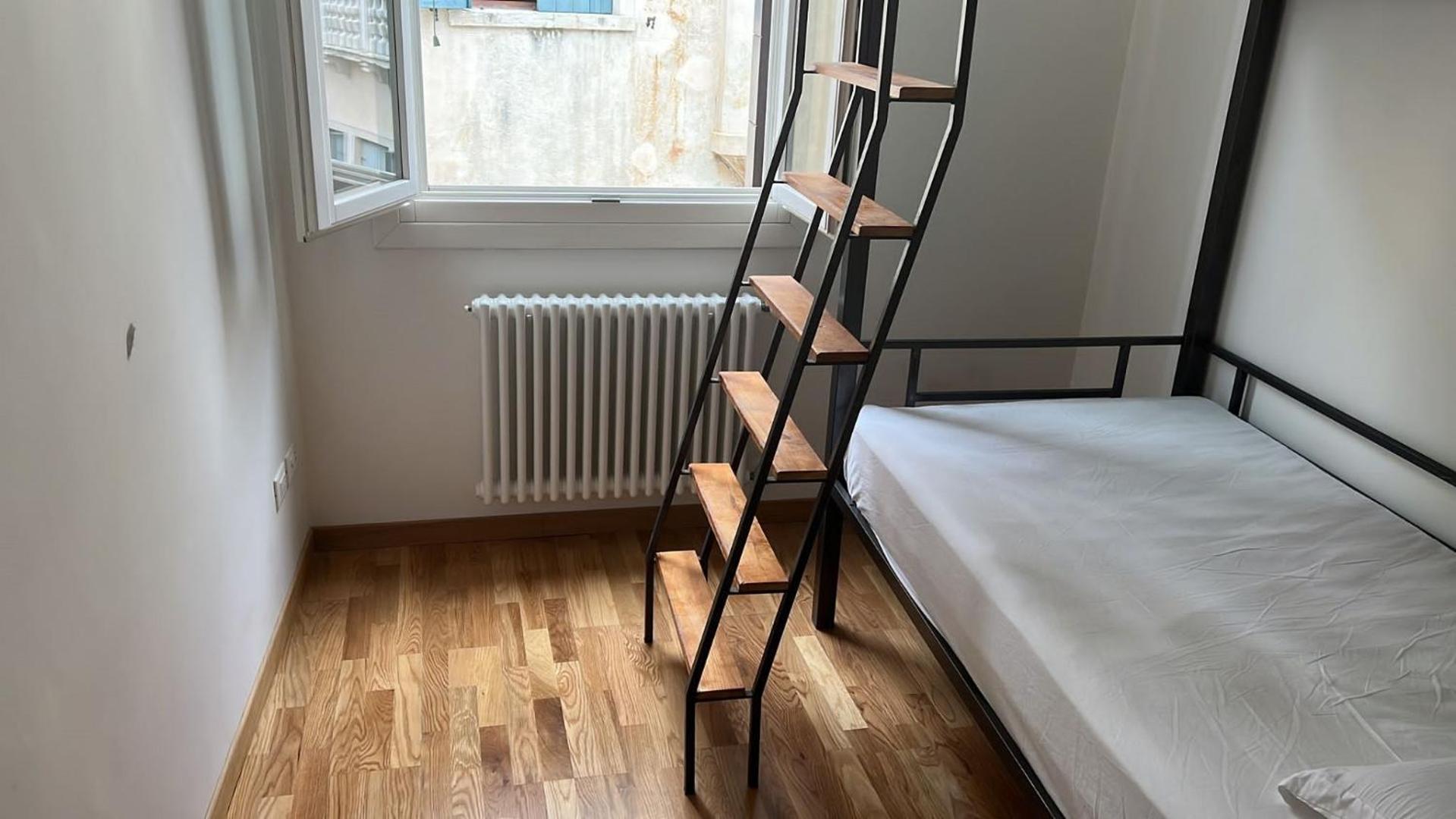 Posto Letto in Dormitorio Misto con 4 Letti