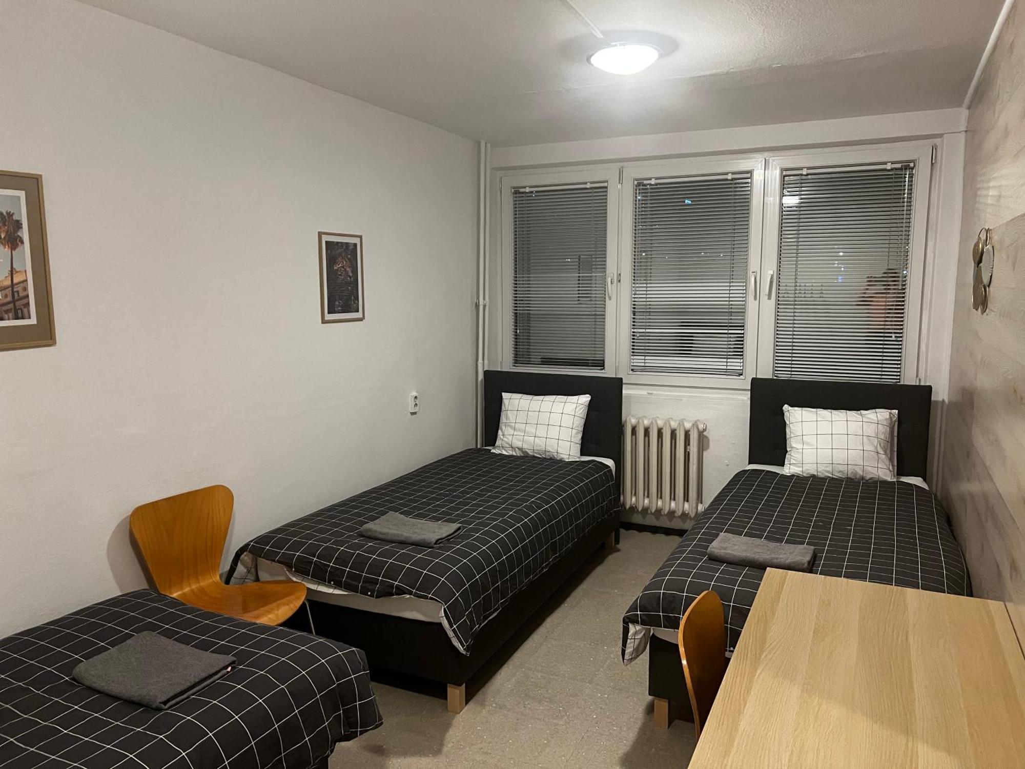 Deze driepersoonskamer heeft een gedeelde badkamer.