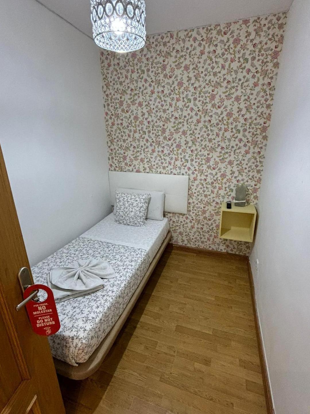 Budget Single Room with Shared Bathroom