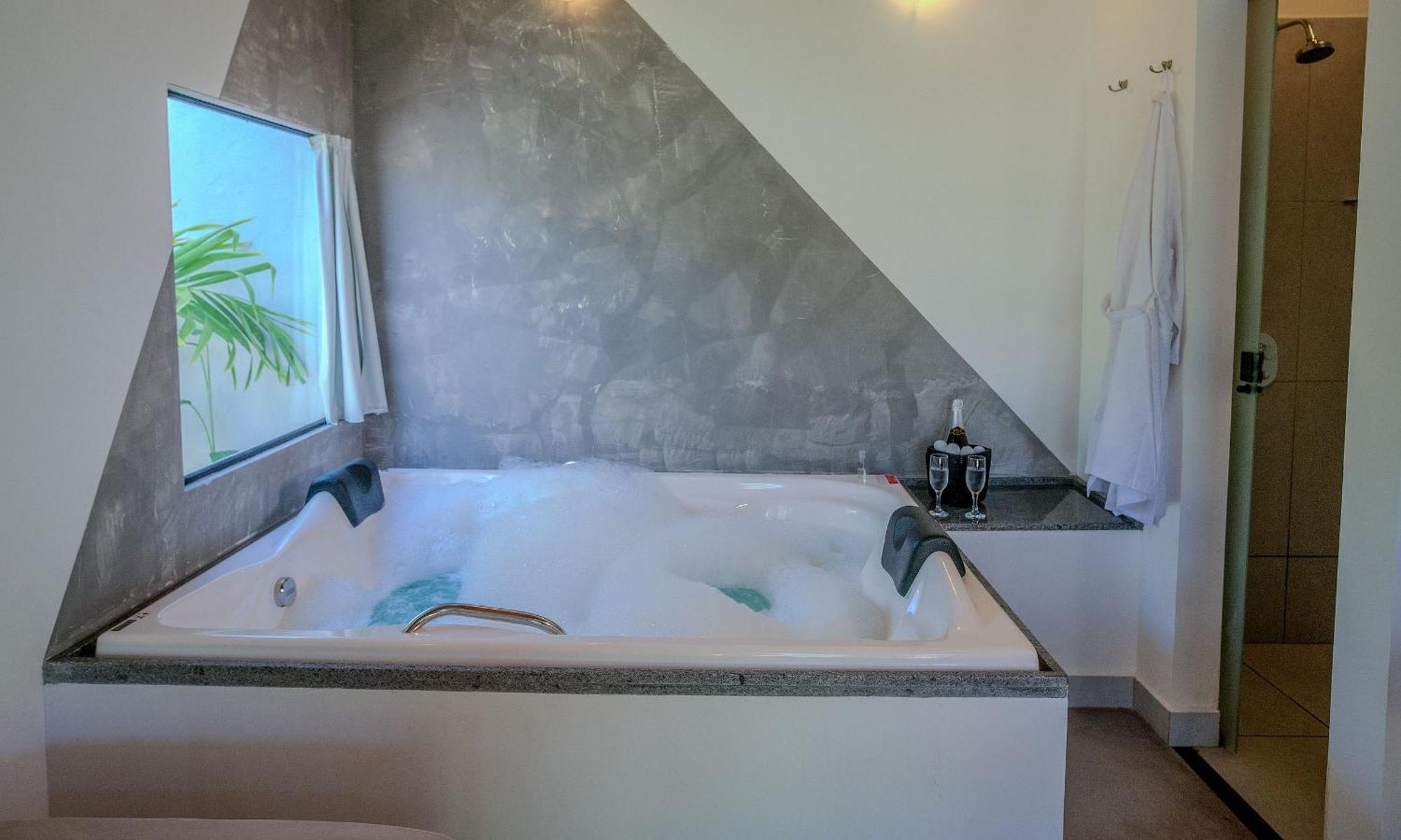 Deluxe Suite Spa Bath