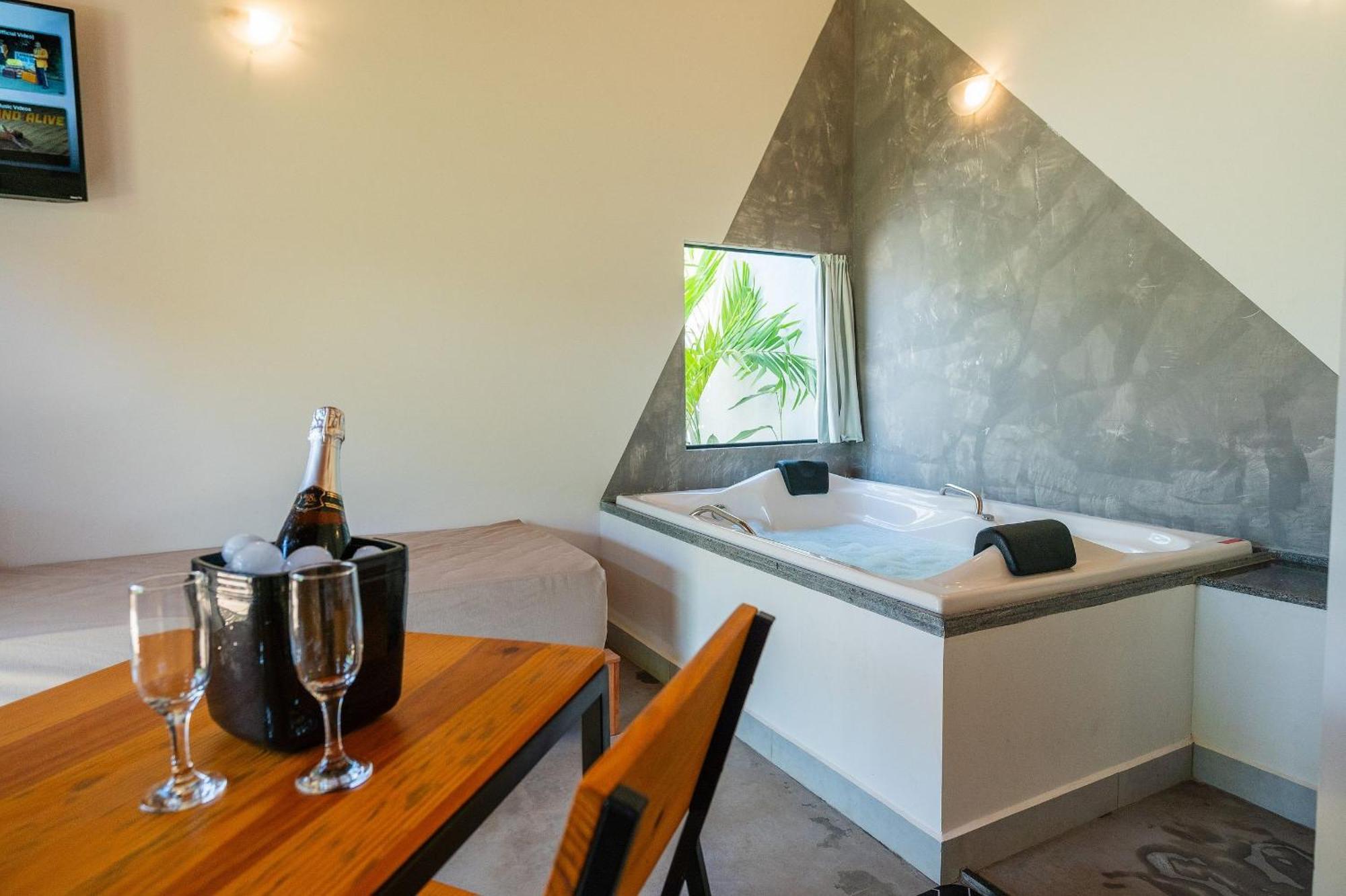 Deluxe Suite Spa Bath