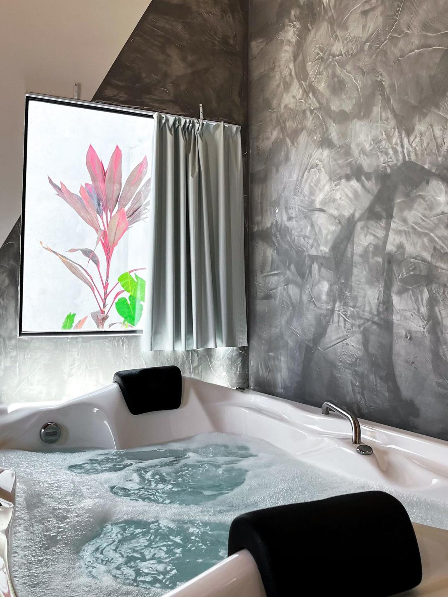 King Suite Spa Bath