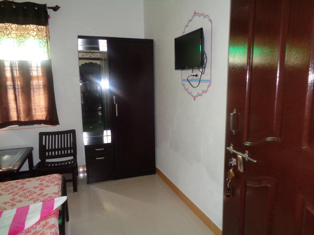 Deluxe Double Room (2 Adults + 1 Child),165977181:JPEG