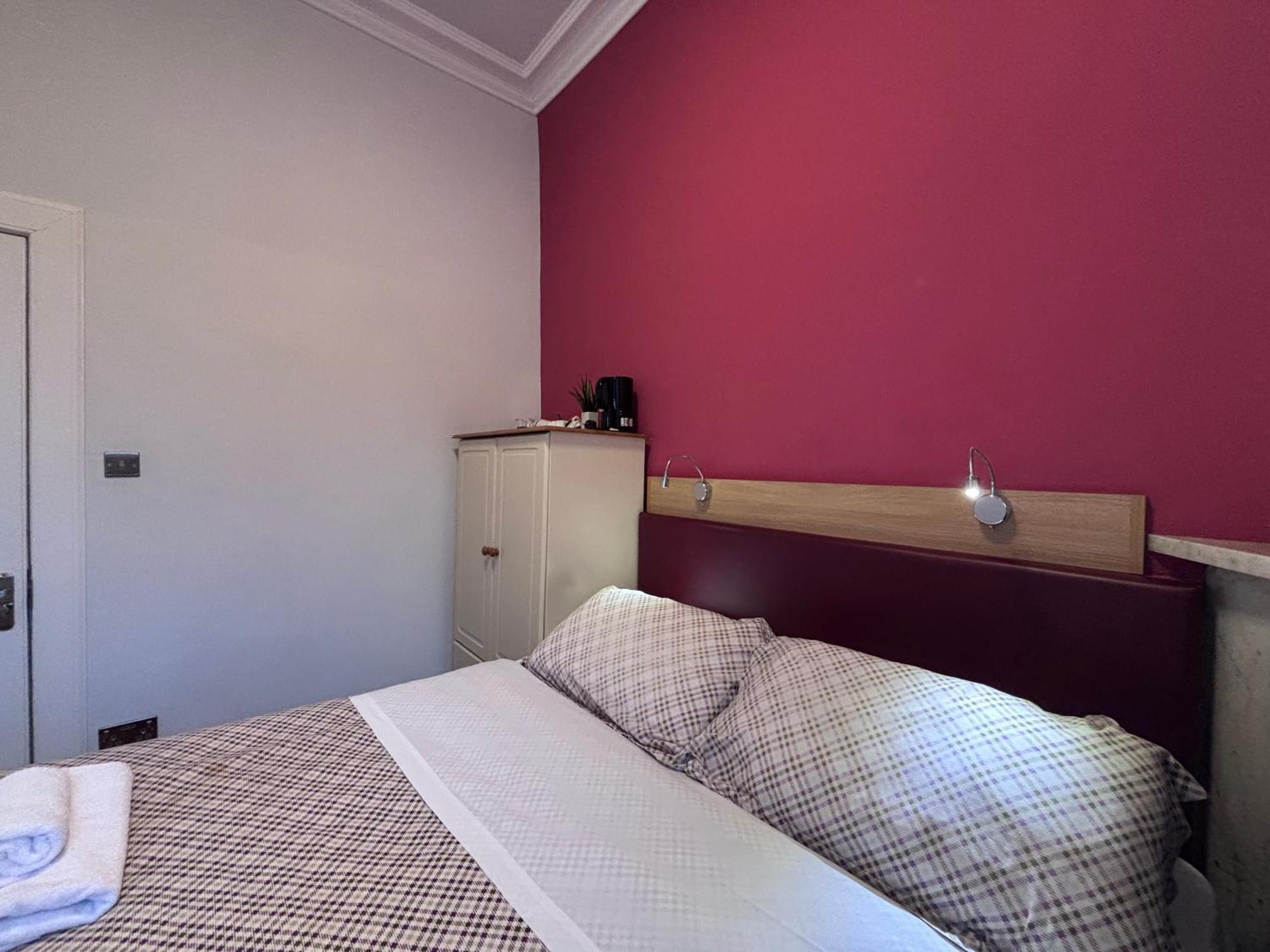 Tweepersoonskamer met Gedeelde Badkamer