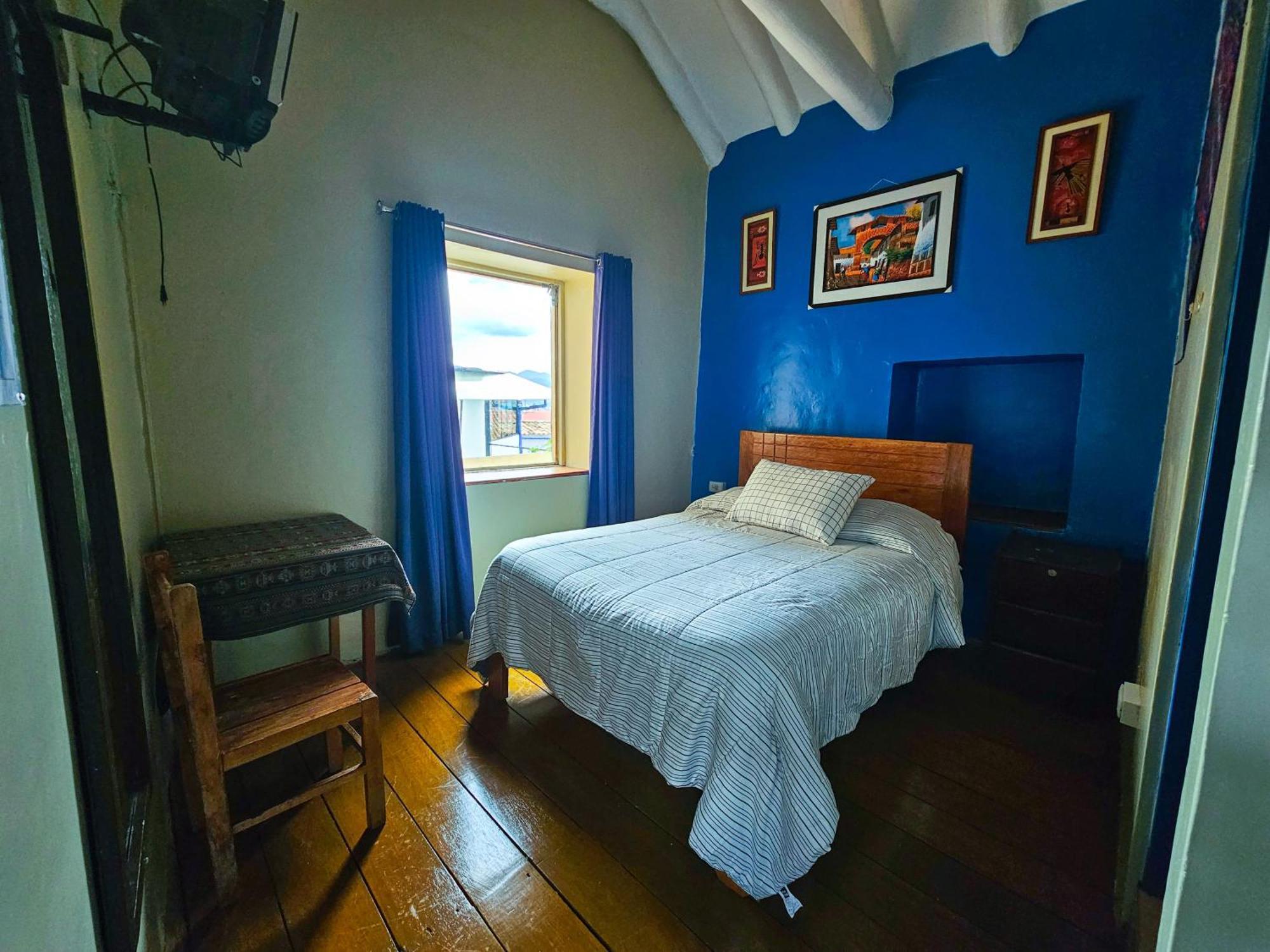 Habitación con cama grande