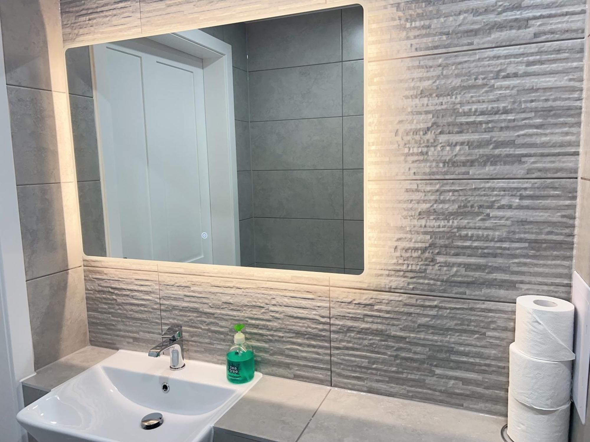 Tweepersoonskamer met Gedeelde Badkamer