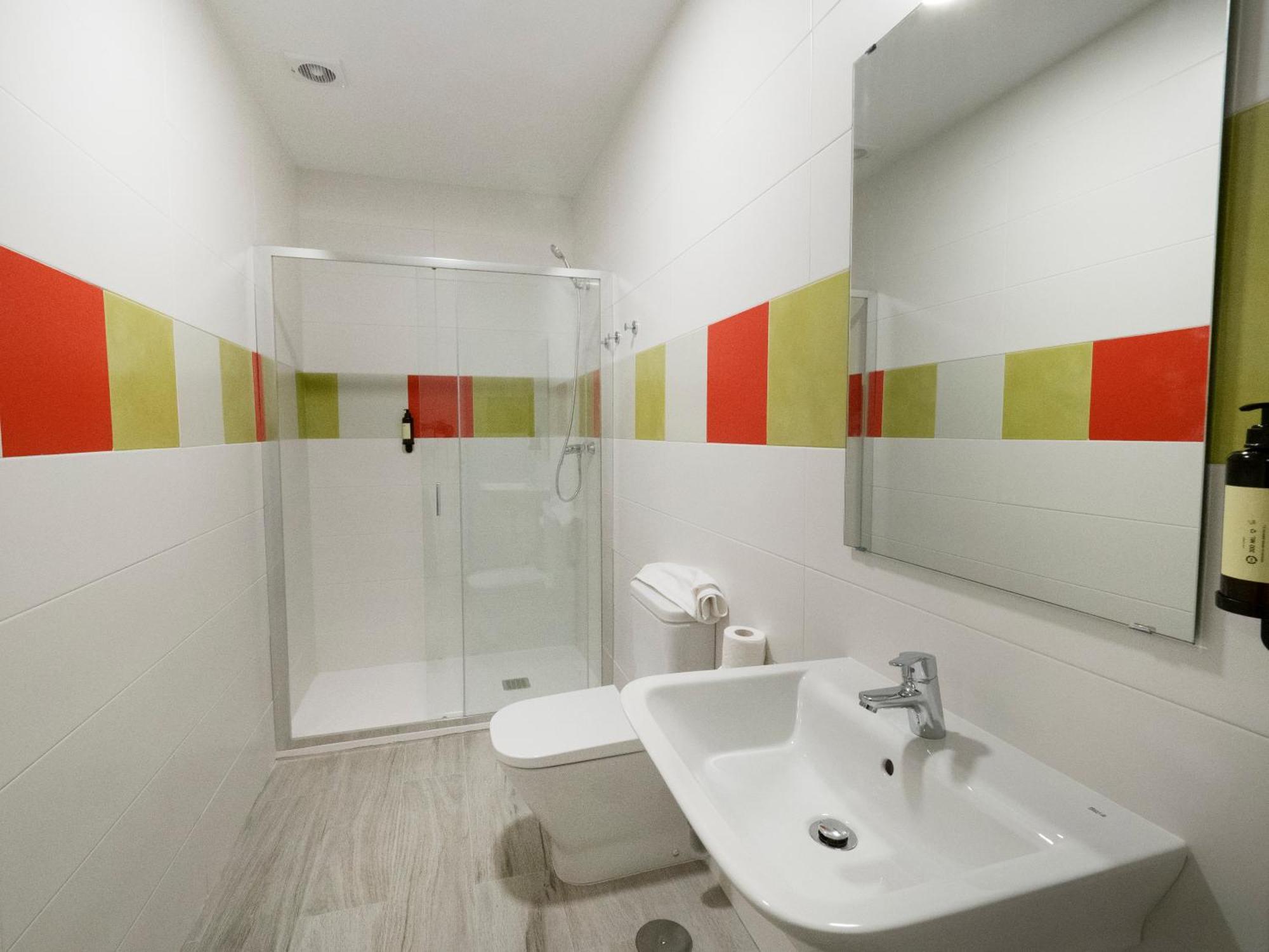 Quadruple Room Bathroom spa access