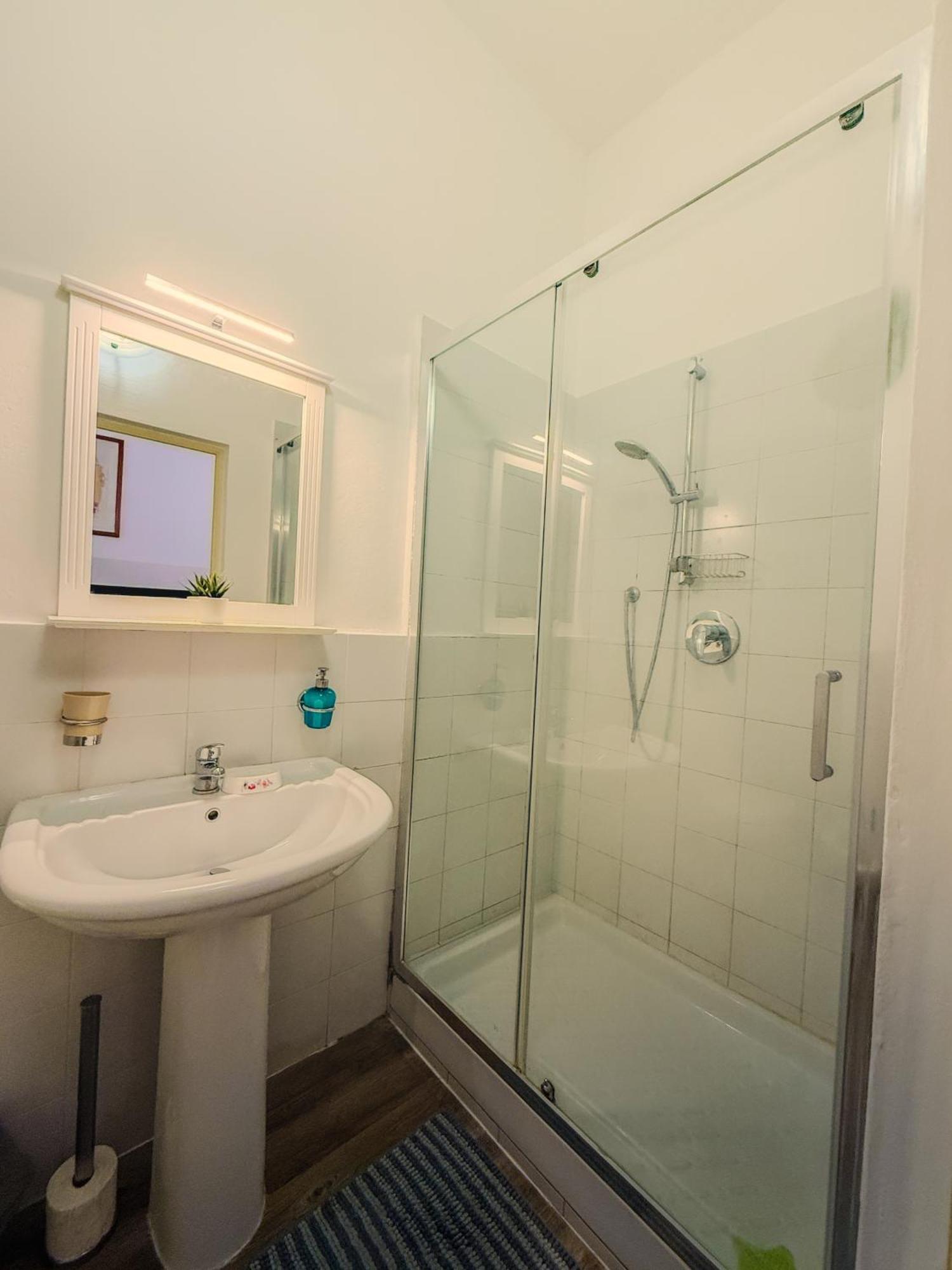 Camera Matrimoniale/Doppia con Letti Singoli con Bagno in Comune