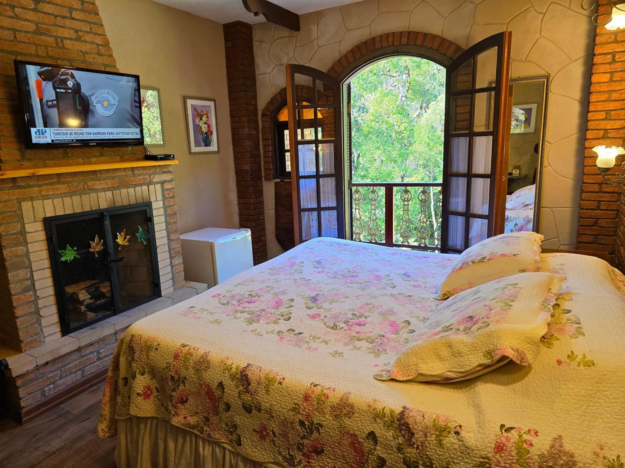 Deluxe Queen Suite