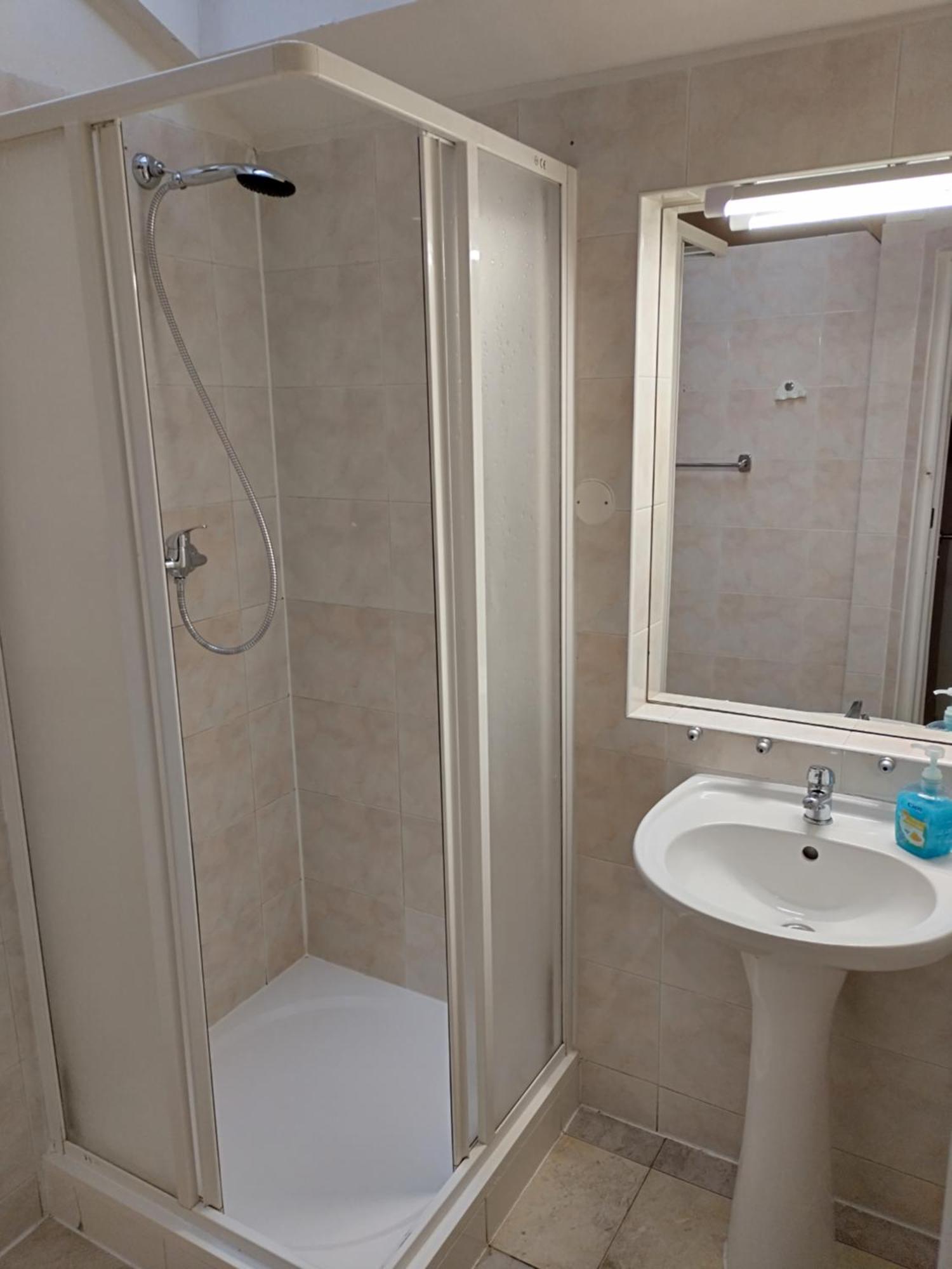 Camera Quadrupla con Bagno in Comune