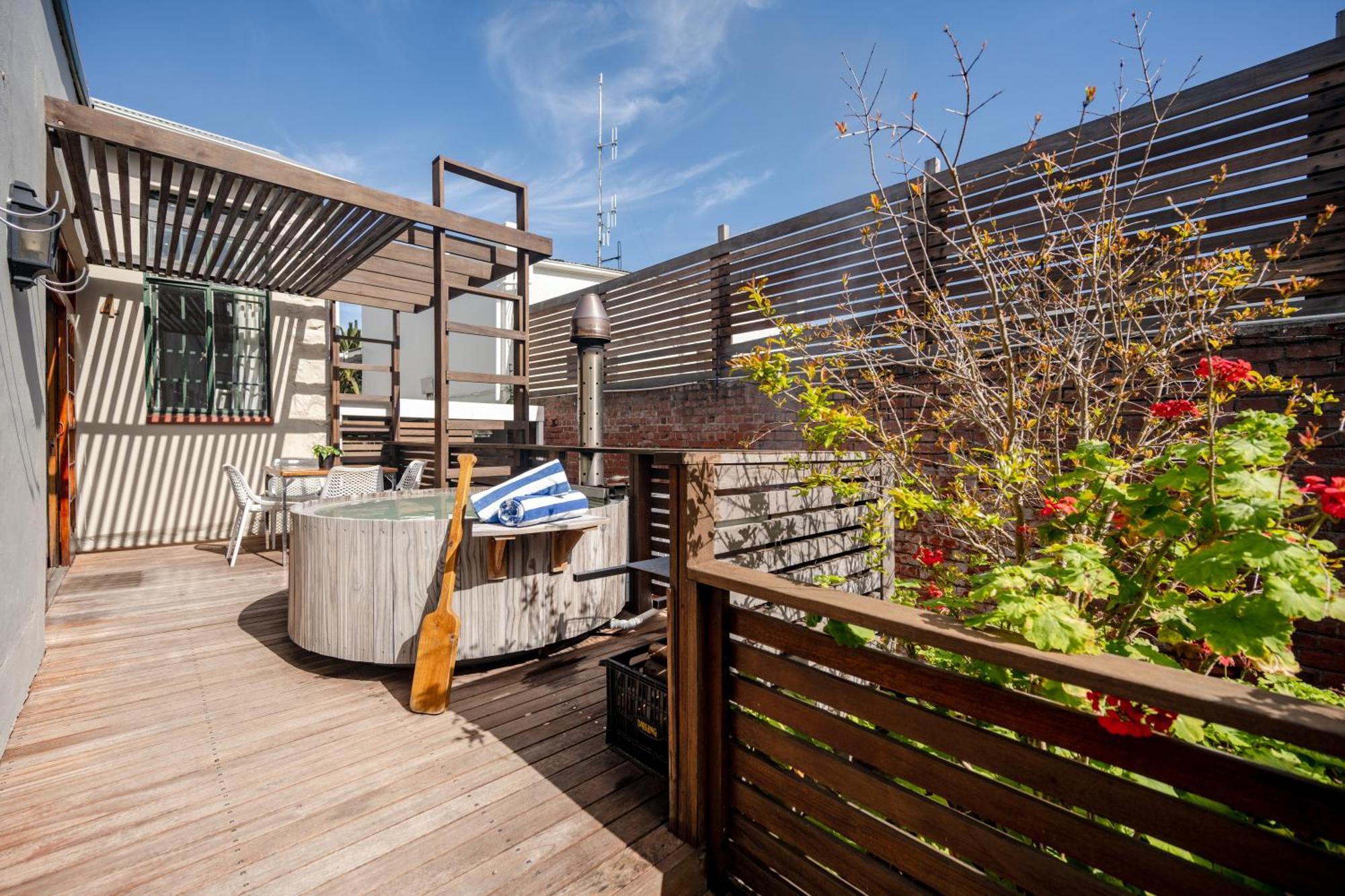 Wood-Fired Hot Tub Two Bedroom Cottage