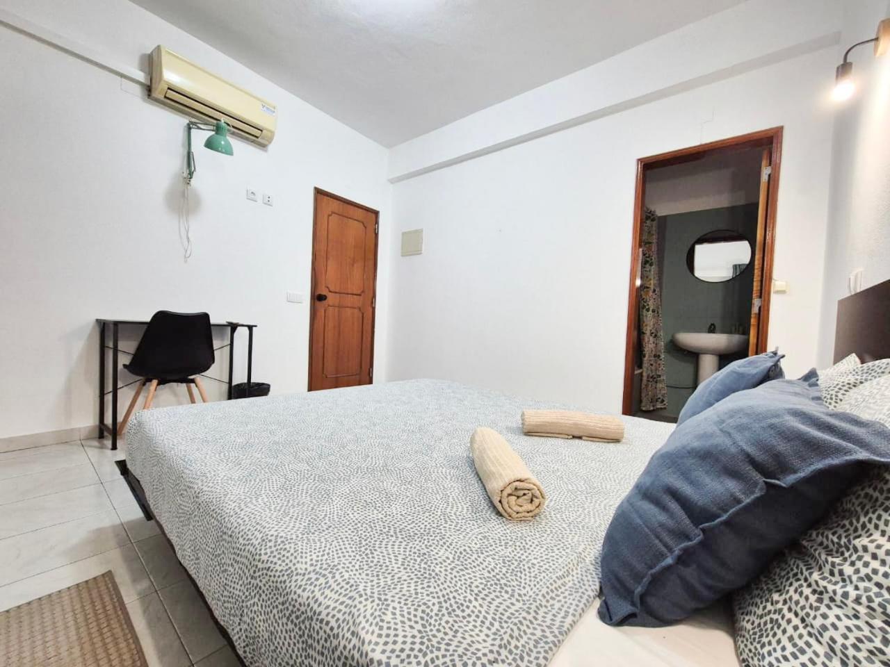 Double or Twin Room Private Bathroom
