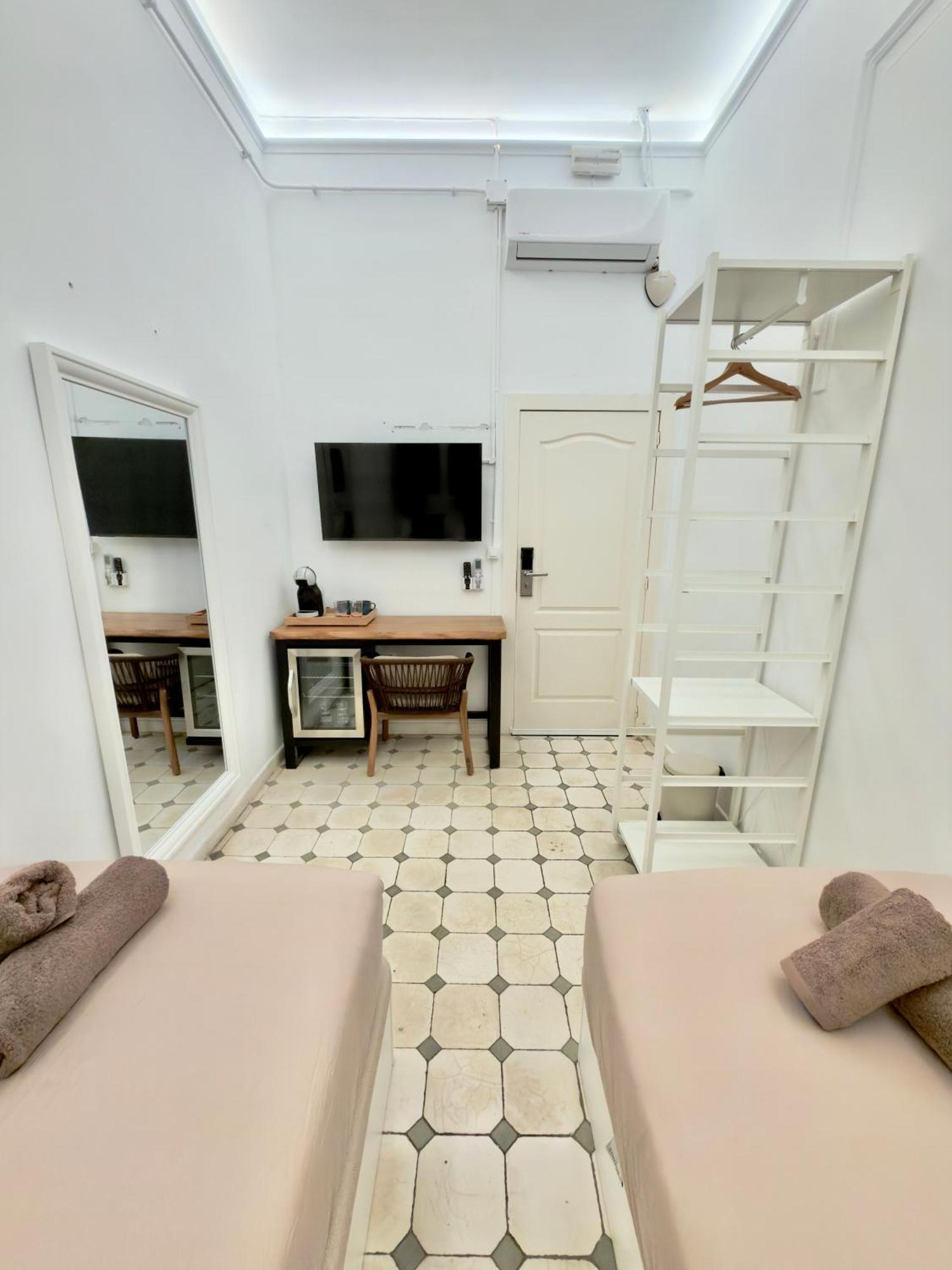 Quarto com Cama de Casal ou 2 de Solteiro e Banheiro Compartilhado