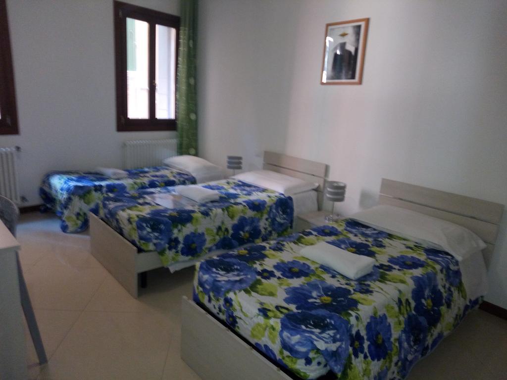 Triple Room with External Shared Bathroom